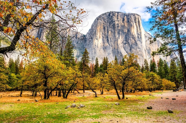 Yosemite Valley am bewölkten Herbstmorgen