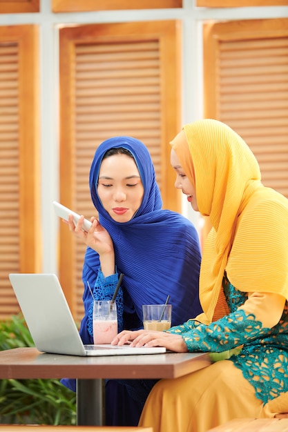 Youg mujeres trabajando en proyecto para la universidad