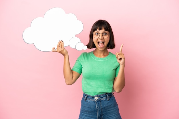 Youing mujer sosteniendo un bocadillo de diálogo de pensamiento