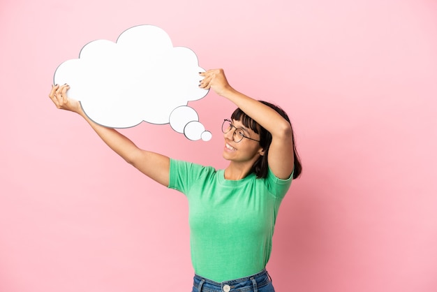 Youing mujer sosteniendo un bocadillo de diálogo de pensamiento