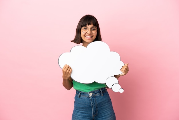 Youing mujer sosteniendo un bocadillo de diálogo de pensamiento