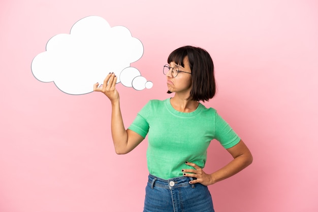 Youing mujer sosteniendo un bocadillo de diálogo vacío