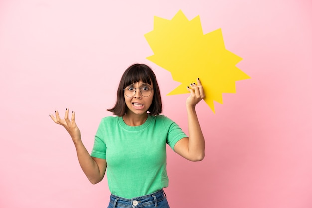 Youing mujer sosteniendo un bocadillo vacío y con expresión frustrada