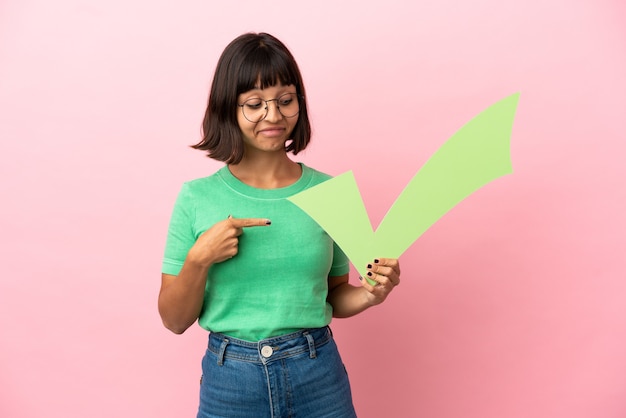 Youing mujer sosteniendo un icono de cheque y apuntando