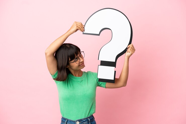 Foto youing mujer sosteniendo un icono de signo de interrogación