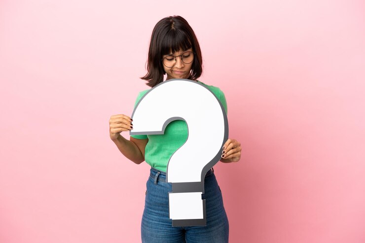 Foto youing mujer sosteniendo un icono de signo de interrogación