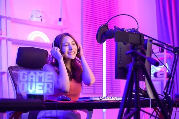 Young Asian Pretty Woman Pro Gamer tiene transmisión en vivo cantando y chateando con sus fanáticos en casa