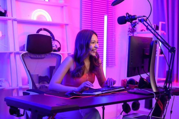 Young Asian Pretty Woman Pro Gamer tiene transmisión en vivo cantando y chateando con sus fanáticos en casa
