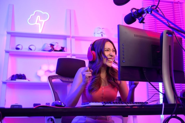 Young Asian Pretty Woman Pro Gamer tiene transmisión en vivo cantando y chateando con sus fanáticos en casa