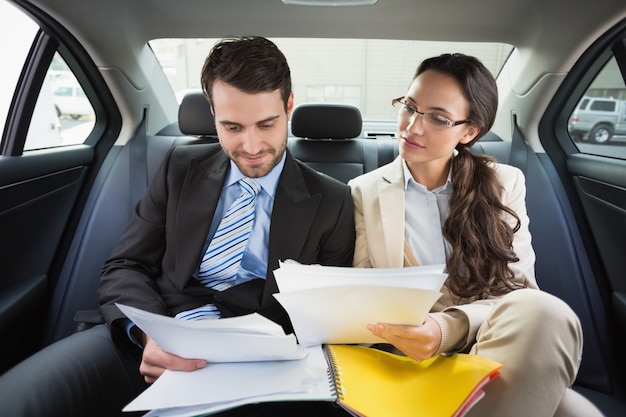 Young business team trabalhando em conjunto