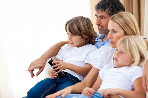 Young Family assistindo TV