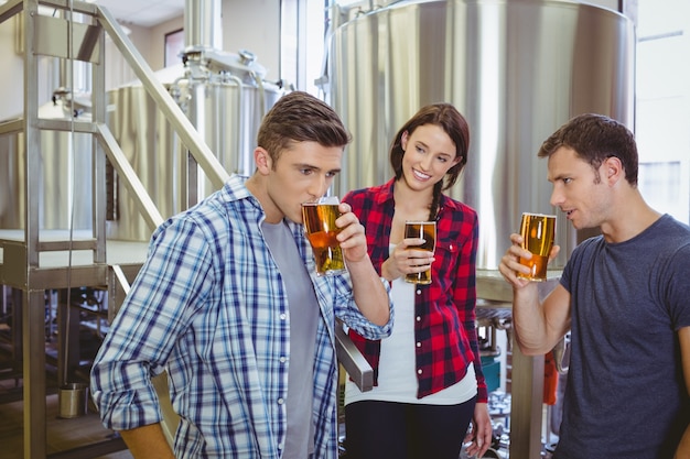 Young hipsters degustação de cerveja juntos