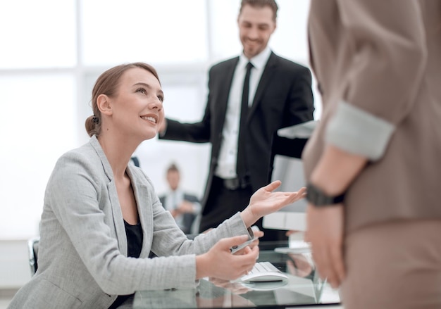 Young Manager im Gespräch mit dem Kundenfoto mit Textraum