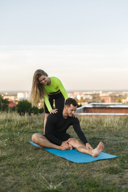 Young Pare betreibt Outdoor-Sport. Lebensstil