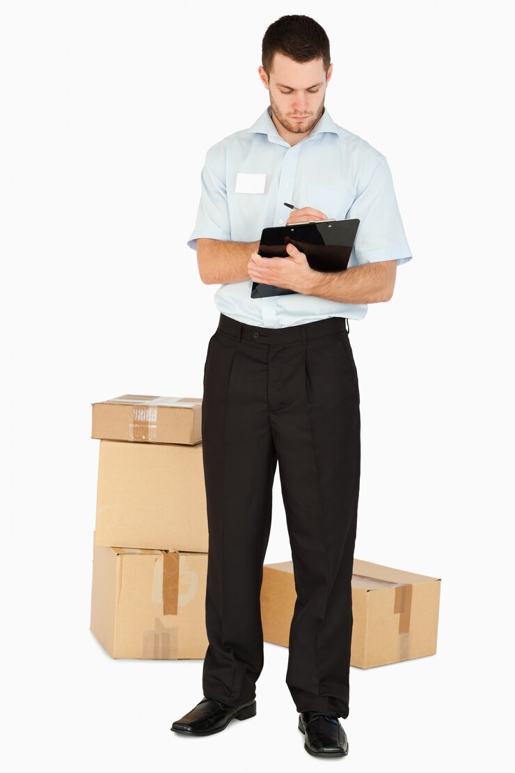 Foto young post employee com parcelas tomando notas na área de transferência