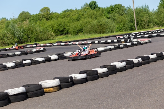 Youth Go Kart Racer na pista Imagem dinâmica de adolescente movendo-se rapidamente por um gokart com efeito de desfoque de movimento