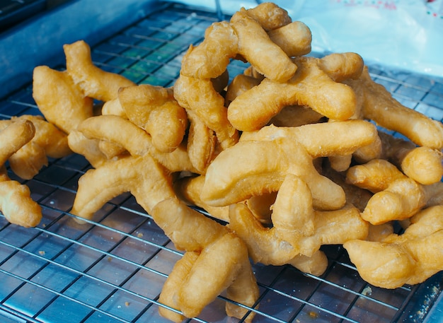 Youtiao (chinesischer Donut) am lokalen Markt, Bangkok, Thailand