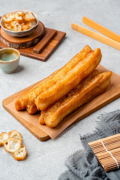 Youtiao o Yu Char Kway es una tira larga de masa de harina de trigo frita y dorada de origen chino