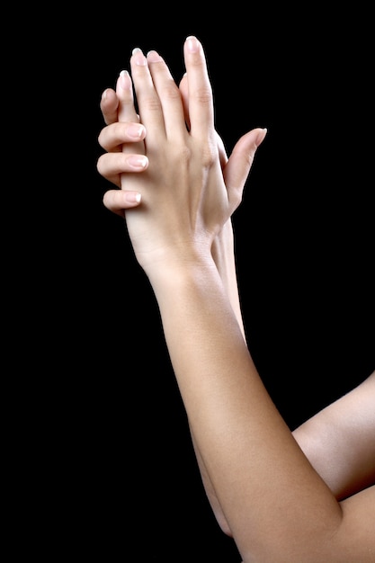 Ypung hermosa manos mujer aislada sobre fondo negro