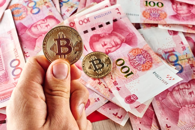 Yuan chinês dinheiro e criptomoeda Bitcoin close-up. Conceito de investimento em moeda virtual digital na Internet