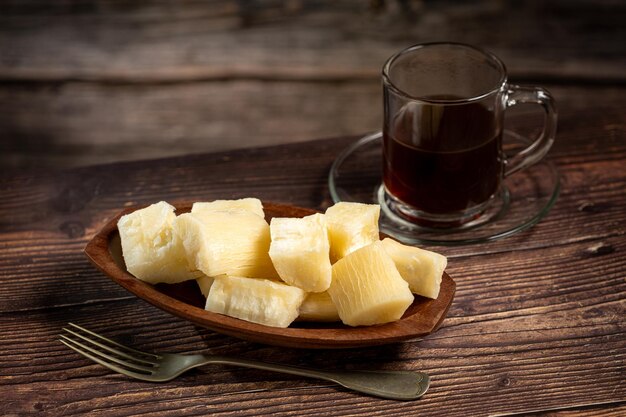 La yuca cocida servida en un plato en la mesa