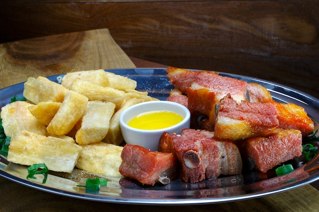 Yuca frita con cerdo