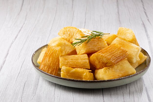 Yuca frita Yuca comida tradicional brasileña