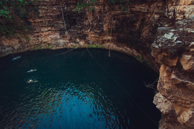 Yucatanmexico märz 272019 menschen schwimmen in cenote in der nähe von chichen itza auf der halbinsel yucatan in mexiko