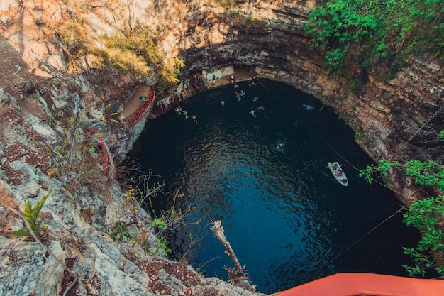 YUCATANMEXICO MARÇO 272019 Pessoas nadando no Cenote perto de Chichen Itza na Península de Yucatan no México