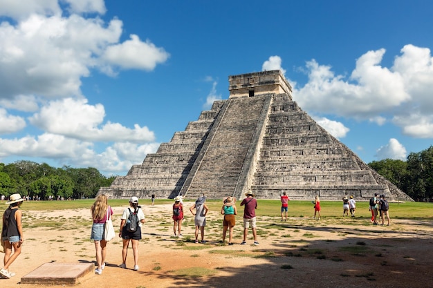 YucatanMexiko 11242020 Touristen in der Nähe der Pyramide von Chichen ItzaMexiko