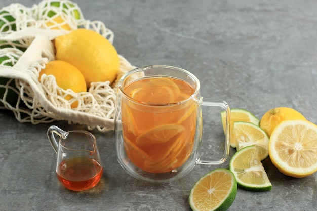 Yuja Tea ou Yuzu Tea (coreano) ou Citron Marmalade Tea em japonês, servido com mel com água quente no inverno.