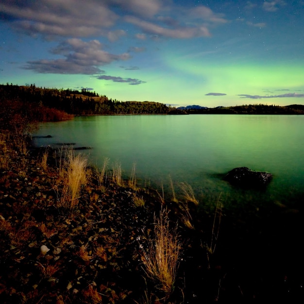 Yukon Lake Laberge espelhado Aurora boreal Canadá