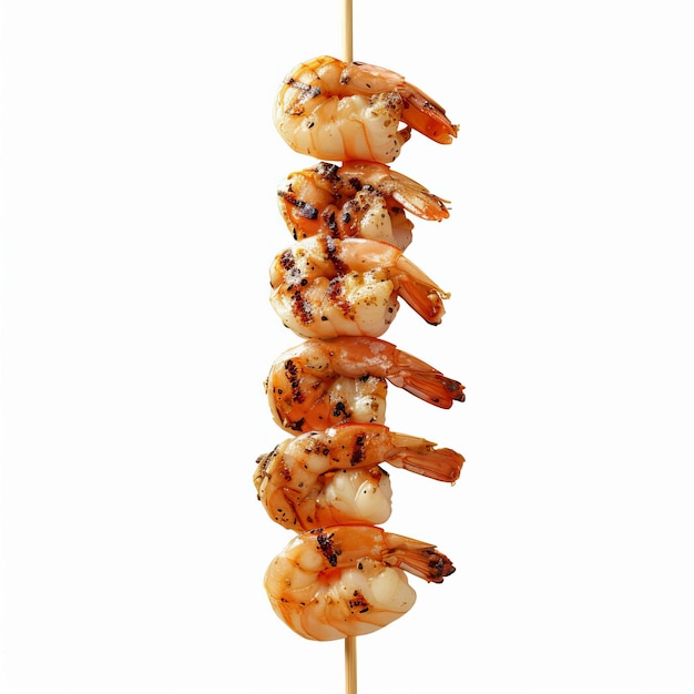 Yummy Grilled Shrimp Skewers aislados sobre un fondo blanco