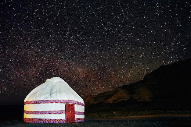 Foto yurta en las estepas de kazajistán bajo la noche de las estrellas