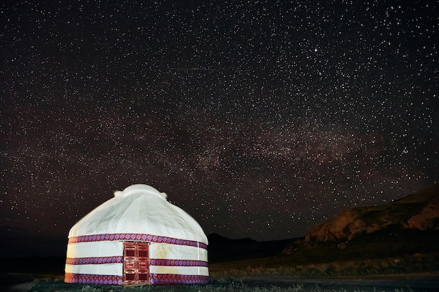 Foto yurta en las estepas de kazajistán bajo la noche de las estrellas