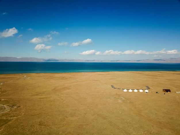 Foto yurtas kirguisas en la orilla del lago