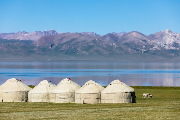 Yurts do Quirguistão na margem do lago da montanha