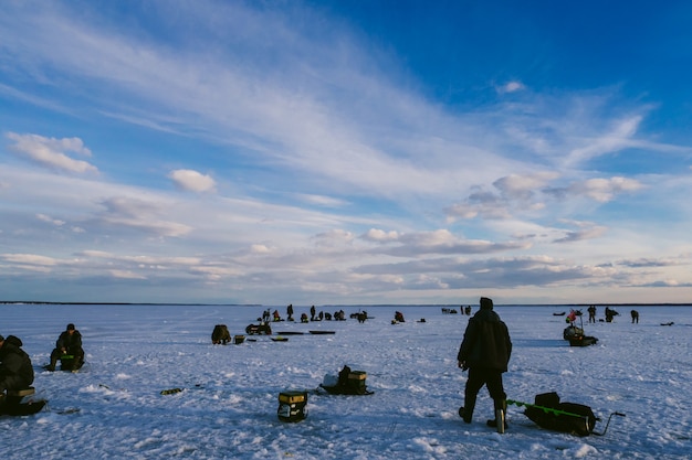 YURYEVETS, RUSIA - 27 DE MARZO DE 2019: Hombres pescadores que pescan en invierno en el hielo