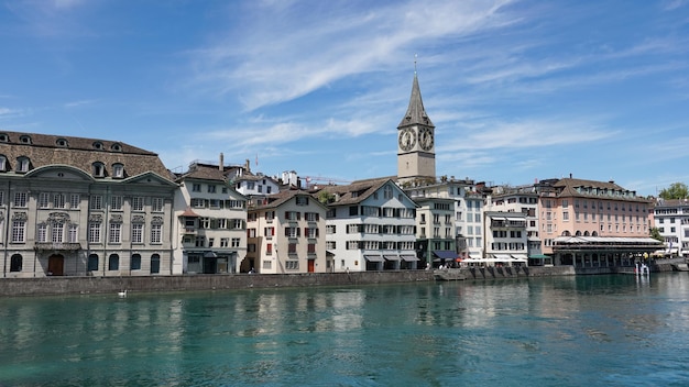 ZÜRICH, SCHWEIZ: Blick auf das historische Stadtzentrum von Zürich, die Limmat und den Zürichsee, Schweiz. Zürich ist eine führende globale Stadt und gehört zu den größten Finanzplätzen der Welt.
