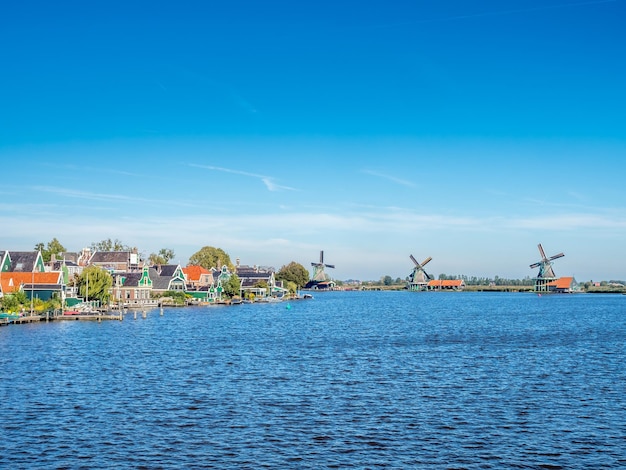 Zaan Schans é atrações populares na Holanda, tem uma coleção de moinhos de vento e casas históricas bem preservadas, esta vista da ponte sob o céu azul