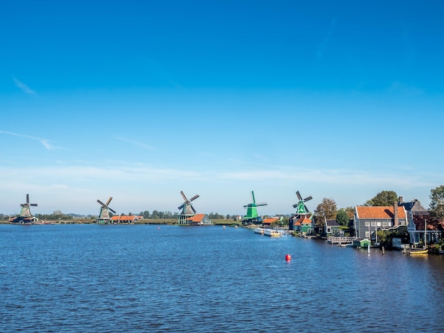 Zaan Schans é atrações populares na Holanda, tem uma coleção de moinhos de vento e casas históricas bem preservadas, esta vista da ponte sob o céu azul