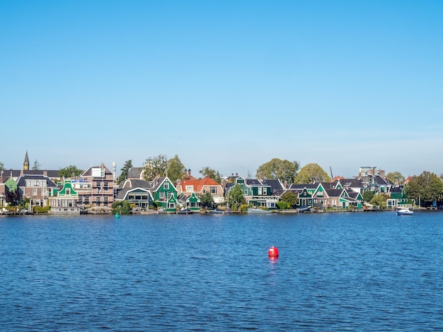 Zaan Schans é atrações populares na Holanda, tem uma coleção de moinhos de vento e casas históricas bem preservadas, esta vista da ponte sob o céu azul