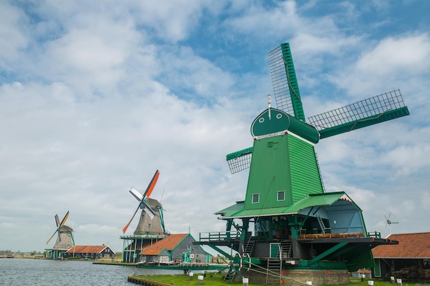 Zaanse Schans Dorf traditionelle Windmühle in den Niederlanden.