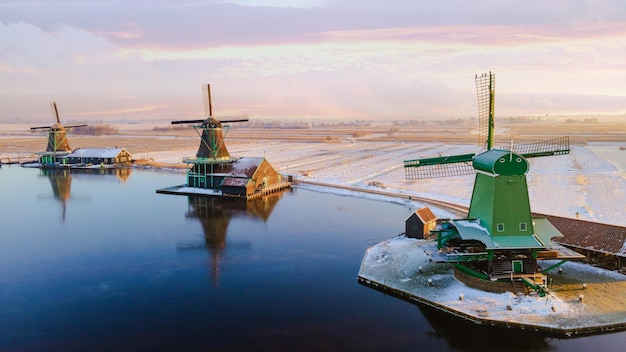 Zaanse Schans Holanda uma aldeia holandesa de moinhos de vento durante o pôr-do-sol com casa de madeira na Holanda