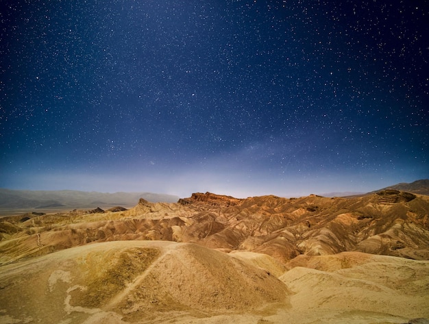 Zabriskie Point de noche con estrellas arriba