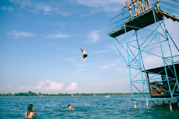 ZADOROZHNE UCRÂNIA 28 de julho de 2019 pessoas se divertindo no lago de verão pulando da torre