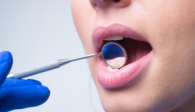 Foto zähne bei zahnärzten untersucht, gesunde frauenzähne und ein zahnarzt, mundspiegel, ideale zähne, zahnärztliche werkzeuge c