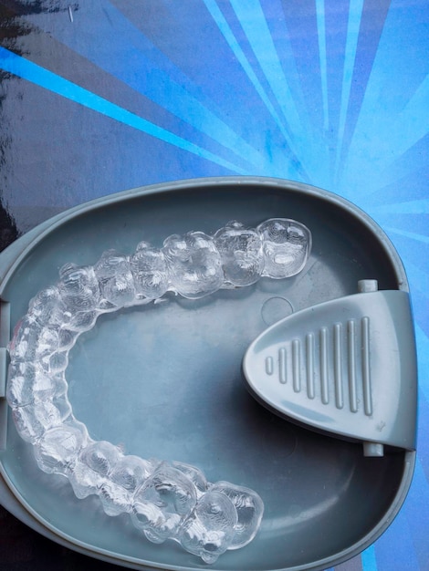 Foto zähne transparenter zahnprothesen-aligner mit box ein weg zu einem schönen lächeln