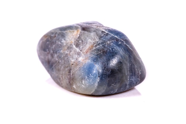 Zafiro de piedra mineral macro sobre fondo blanco