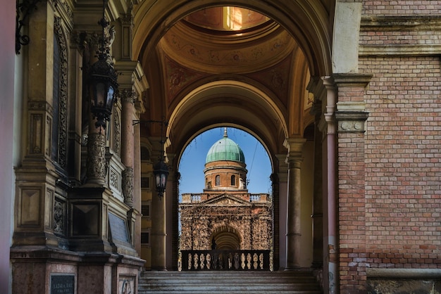 Zagreb 28 de marzo de 2019 Capilla de Cristo Rey vista a través de arcadas góticas con lápidas en el cementerio de Mirogoj Monumento turístico popular y uno de los cementerios más hermosos de Europa